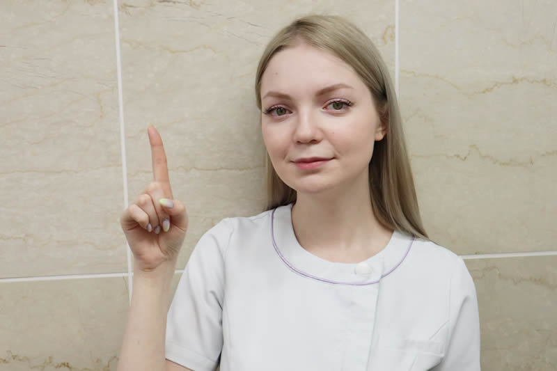 ヒアルロン酸の副作用を説明する看護師