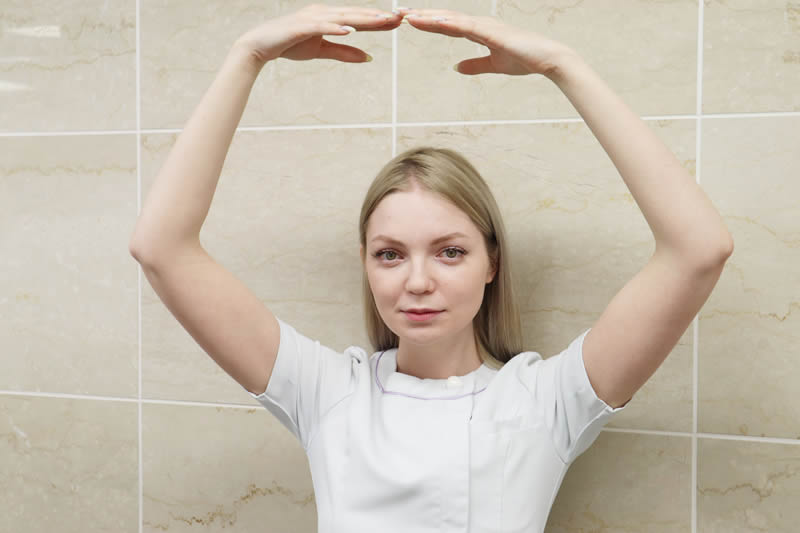 ヒアルロン酸の持続期間を説明する看護師