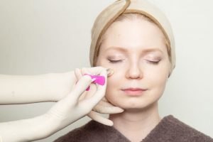 ヒアルロン酸を注入されている女性