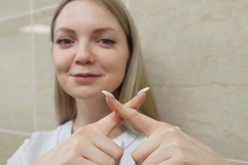 フェイスリフトを未熟な医師が行うことの注意点を説明する医師