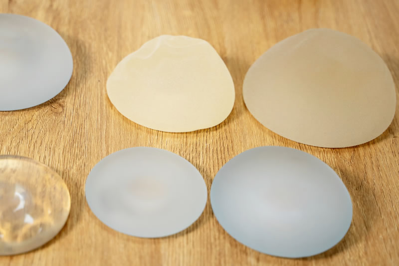 並べられている豊胸バッグ