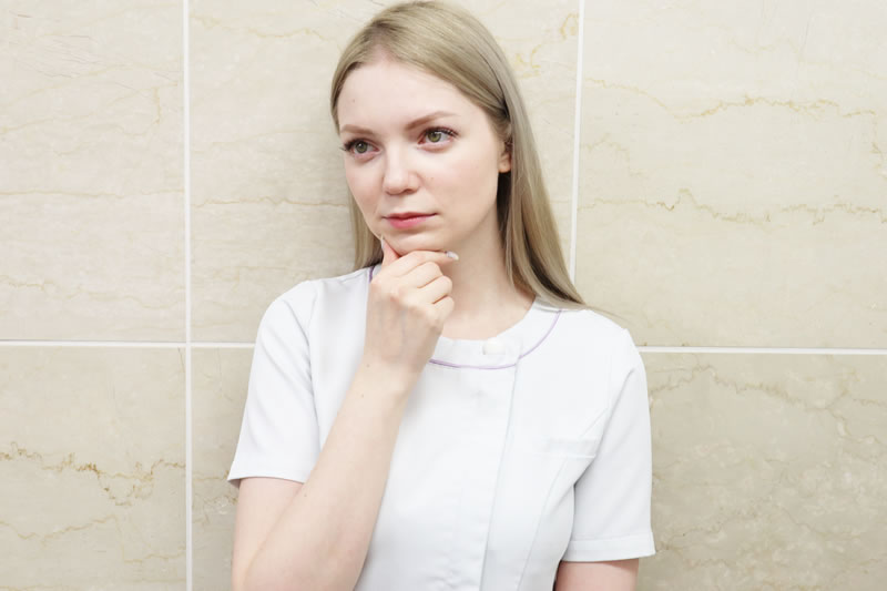 大根足ってどんな脚か説明している看護師