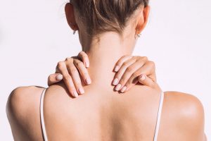背中が綺麗な女性
