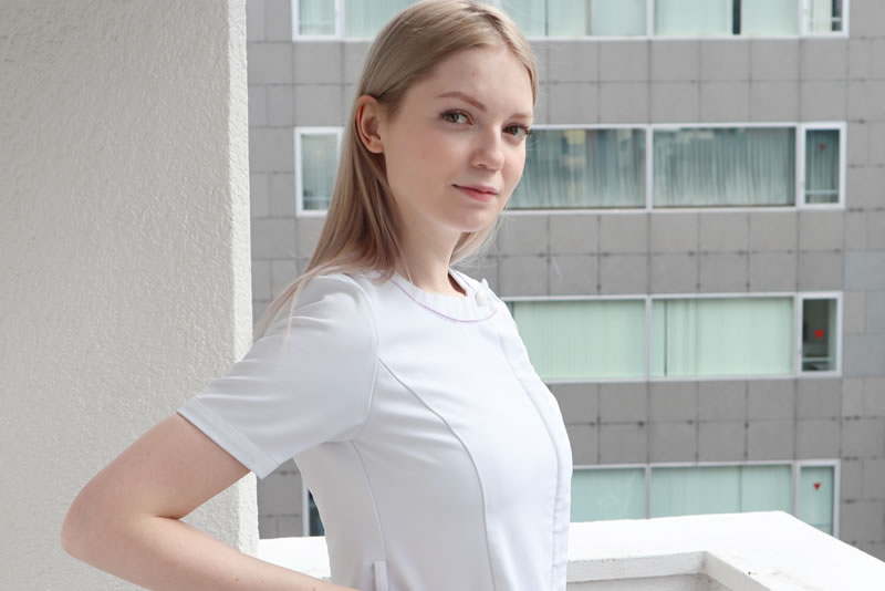 胸を強調する女性