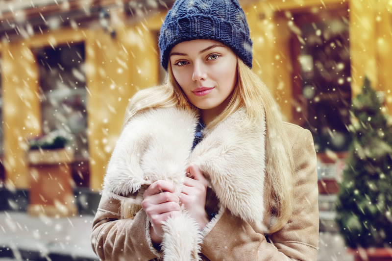 雪の中をコートを着ている女性