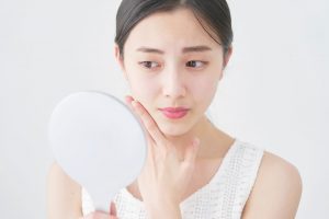 顎下のたるみが気になっている女性