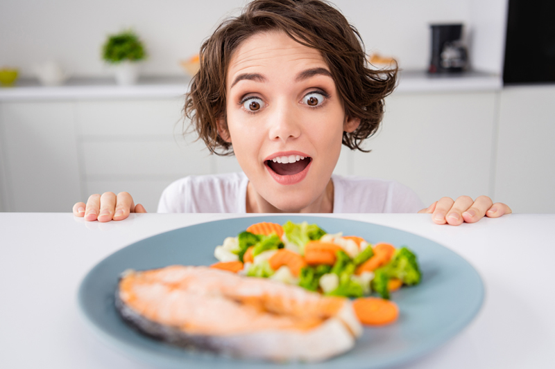 食事を我慢する女性