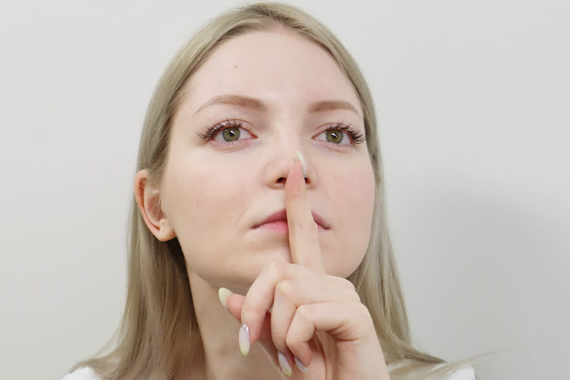 大きな鼻を小さく見せる方法について説明する看護師