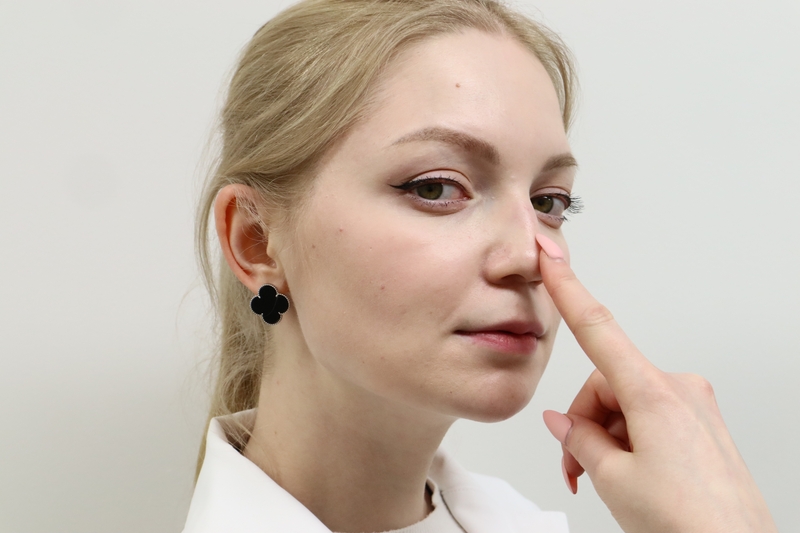 鼻のヒアルロン酸のダウンタイムを説明する看護師