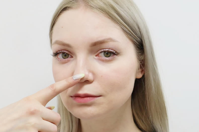 鼻整形が上手い医師の特徴を説明する女性
