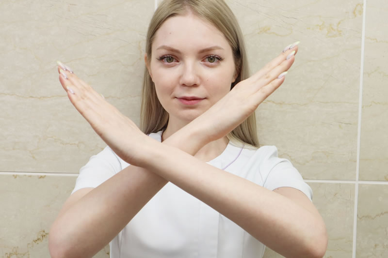 Iラインの医療脱毛ができないケースを説明する女医