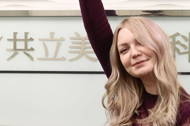 Iラインの医療脱毛で共立美容外科をお勧めする女性