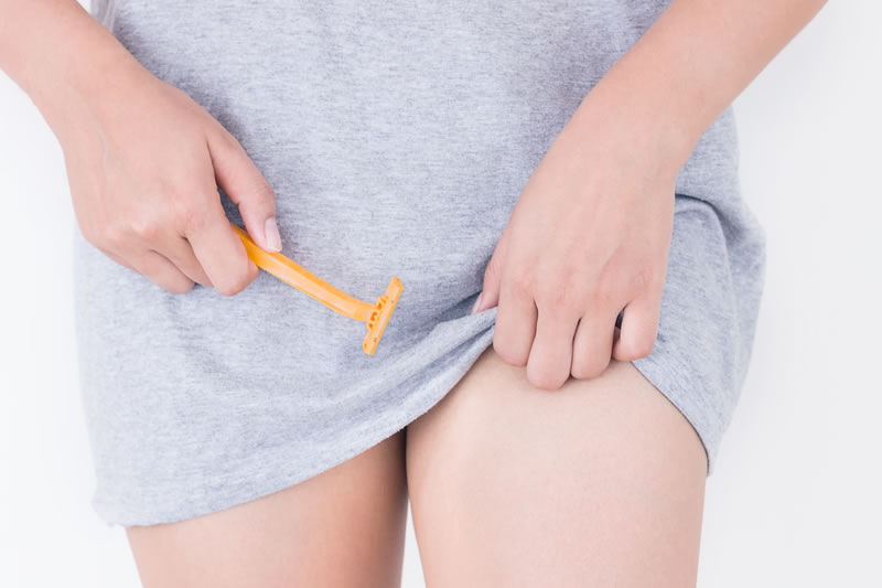 Iラインの毛を剃る女性