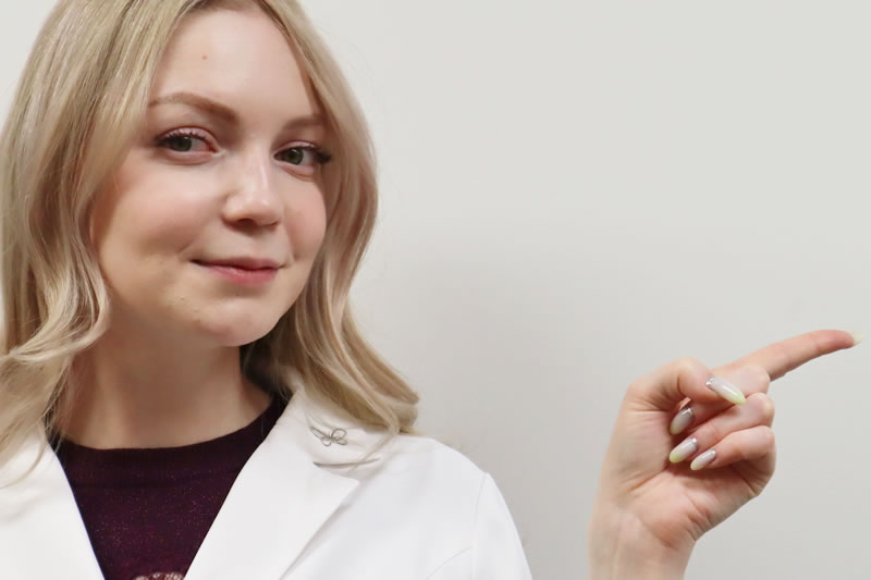 Iライン脱毛の注意点を説明する医師