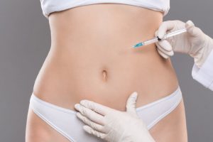 お腹に脂肪溶解注射を注射しているところ
