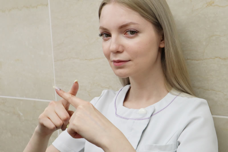 指脱毛のデメリットを説明する看護師