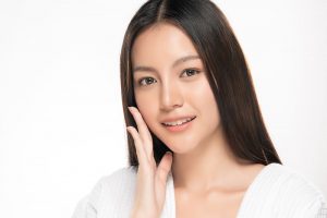 涙袋がある女性
