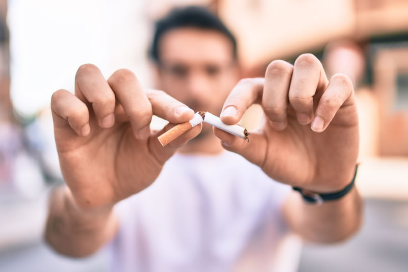 煙草を持っている男性