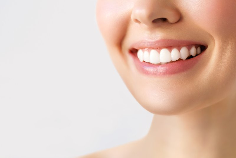 白い歯で笑う女性
