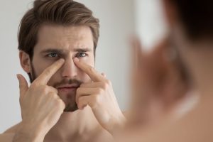 目の下を気にする男性