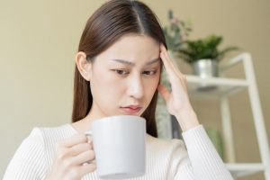 顔の歪みを気にする女性