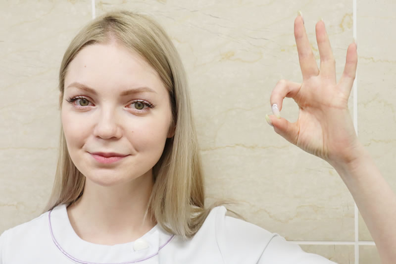 ハトムギエキスを説明する看護師