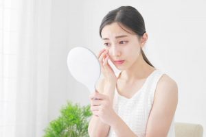 目の下のたるみが気になる女性
