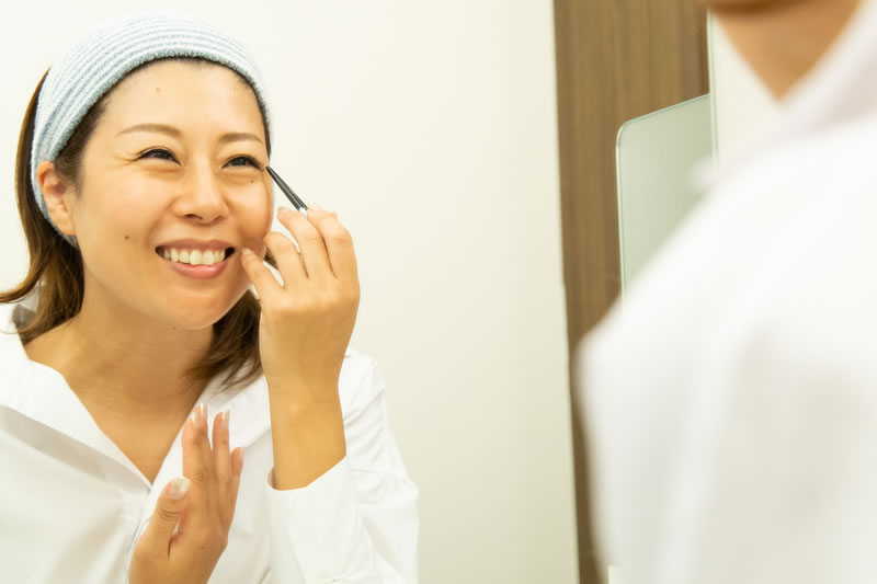 自分の二重瞼をチェックする女性