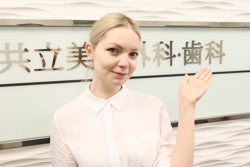 お尻痩せについて説明する女性