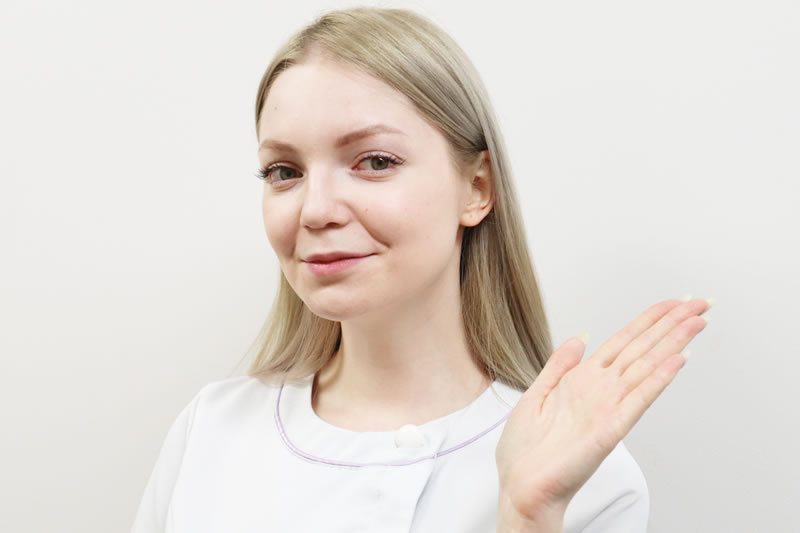 バストアップのメカニズムを説明する看護師