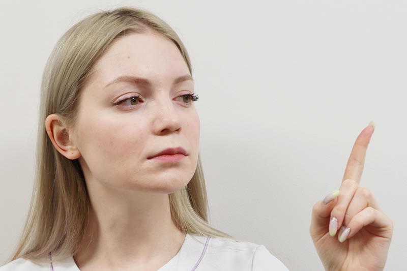 太る状態を説明している看護師