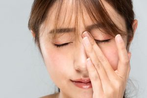 目元のしわでお悩みの女性