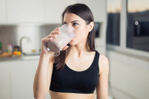プロテインを飲む女性