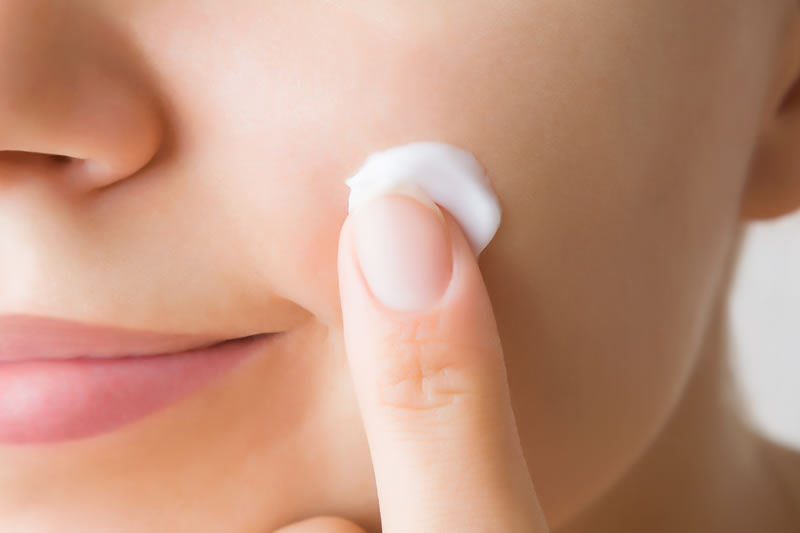 フェイスラインにニキビができる原因は 予防方法や医療機関での治療について解説