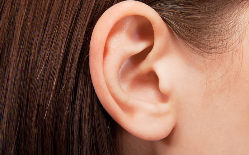 耳の中が臭いのは病気のサイン？臭いの原因や治療方法、わきがとの関係性を解説