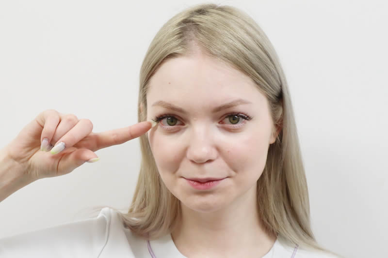 眼瞼下垂のセルフチェック方法を解説する看護師