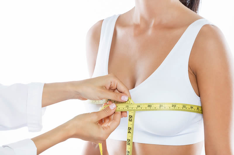 胸囲のサイズを測る女性