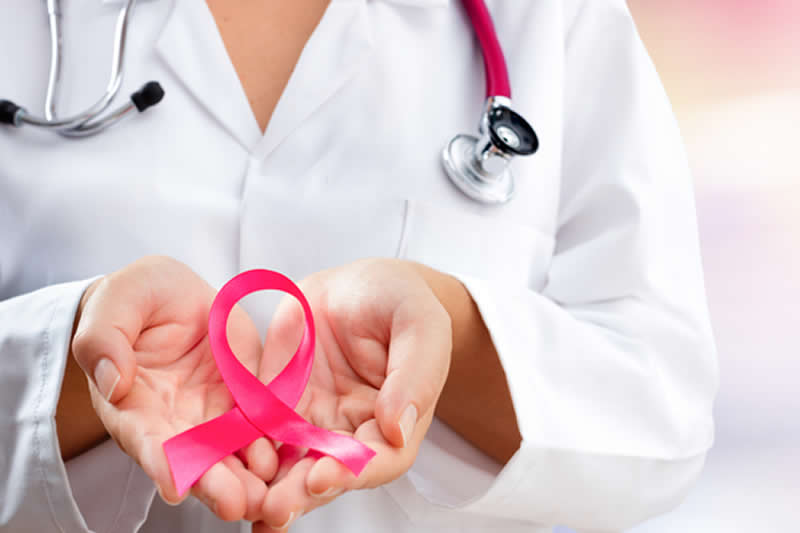 乳がん検診を受ける際の注意点を説明する医師
