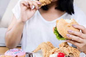 食事をとっている女性