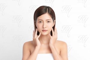 顔の大きさをセルフチェックする女性
