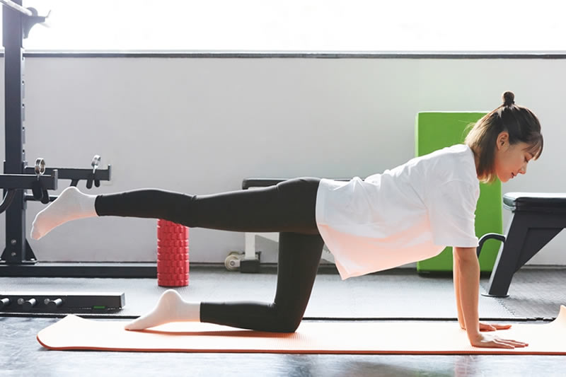 ストレッチしている女性