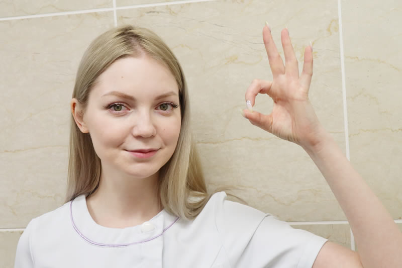 地中海式ダイエット5つのルールを案内している看護師