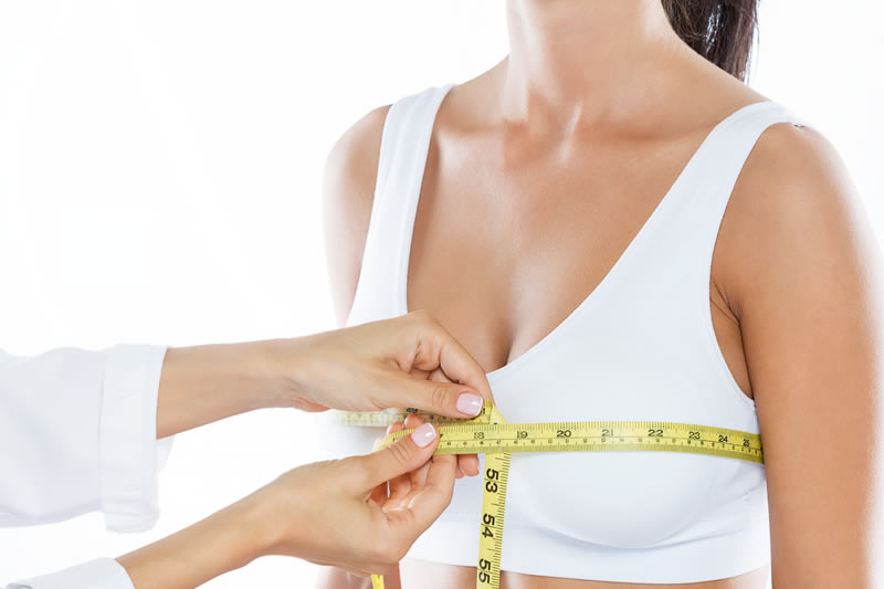 胸のサイズを測る女性