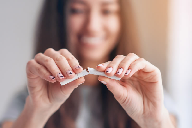 禁煙している女性