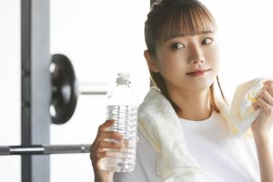 筋トレで体脂肪を減らしている女性