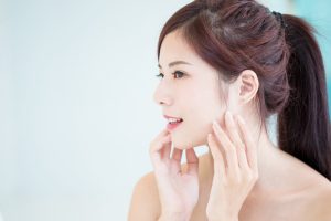 美しいフェイスラインの女性
