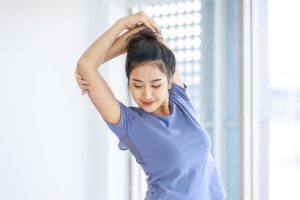 運動している女性