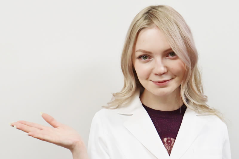 バッグ式豊胸術以外の豊胸術の種類を説明している看護師