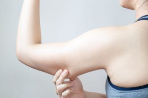 二の腕が気になる女性