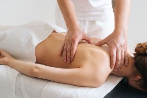 痩身マッサージを受けている女性